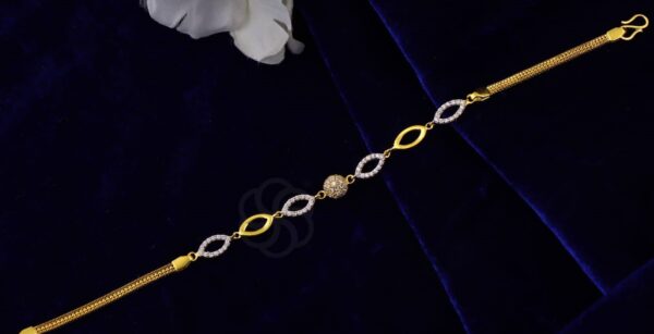 Stylish 18K Rose Gold Charm Bracelet For Women's